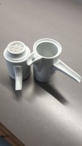 Das Porzellan Filter Sieb der Karlsbader Kanne Die Karlsbader Kanne mit Sicht auf den Porzellan Filter